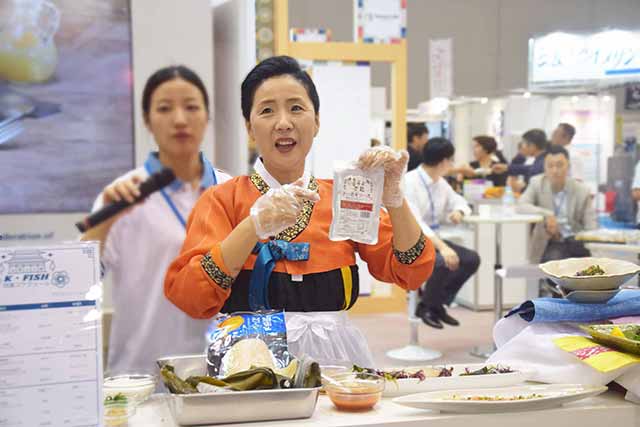 シーフードショーで韓国の水産物を使った料理の実演！アワビキムチや魚醤入りの特製ソースも登場
